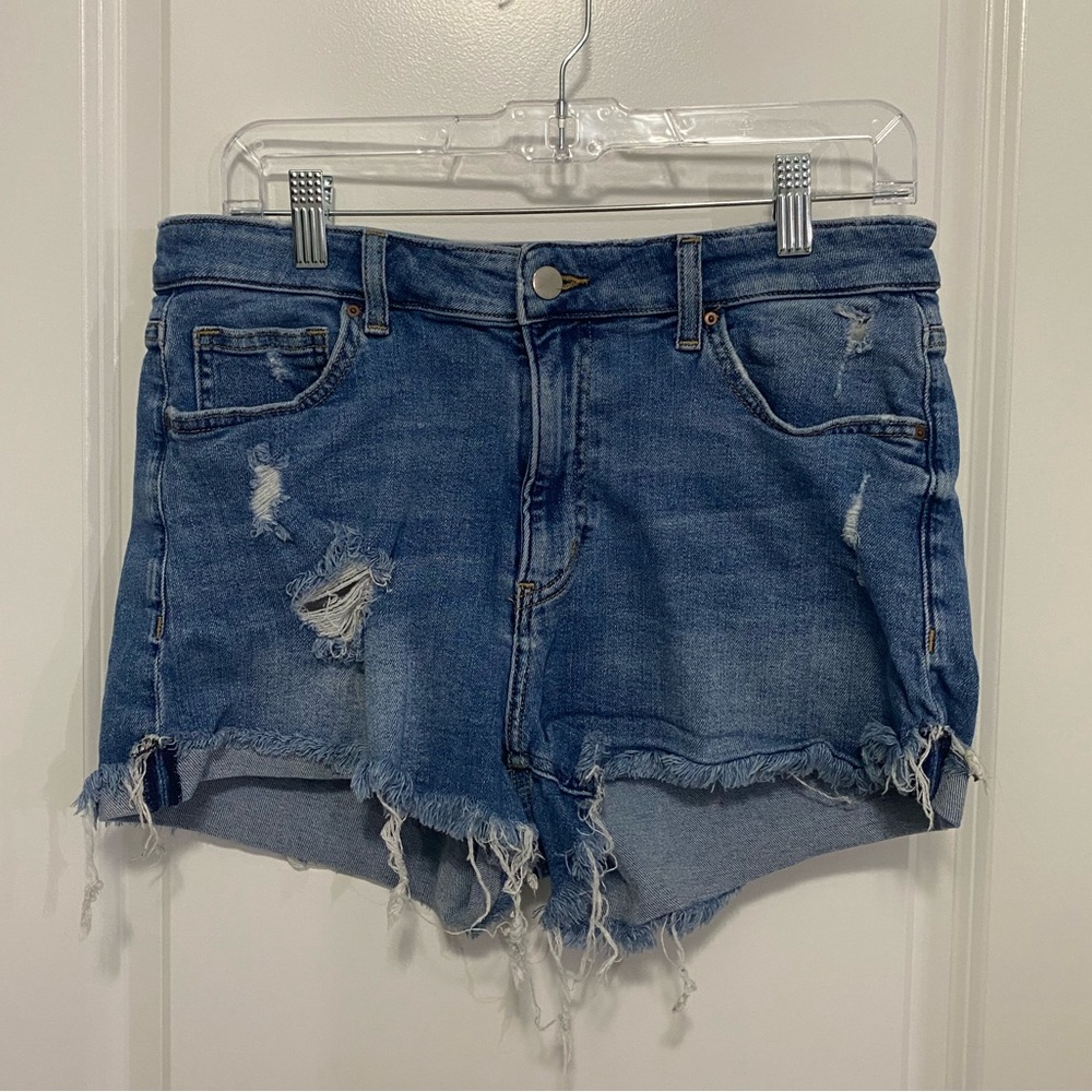 Distressed denim shorts by H&M. High waisted with stretch.
